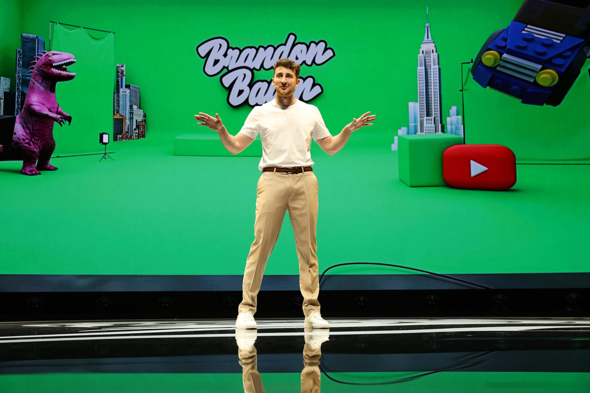  Performer, Person, Solo Performance, Adult, Male, Man, Animal, Dinosaur, Reptile, Head, face