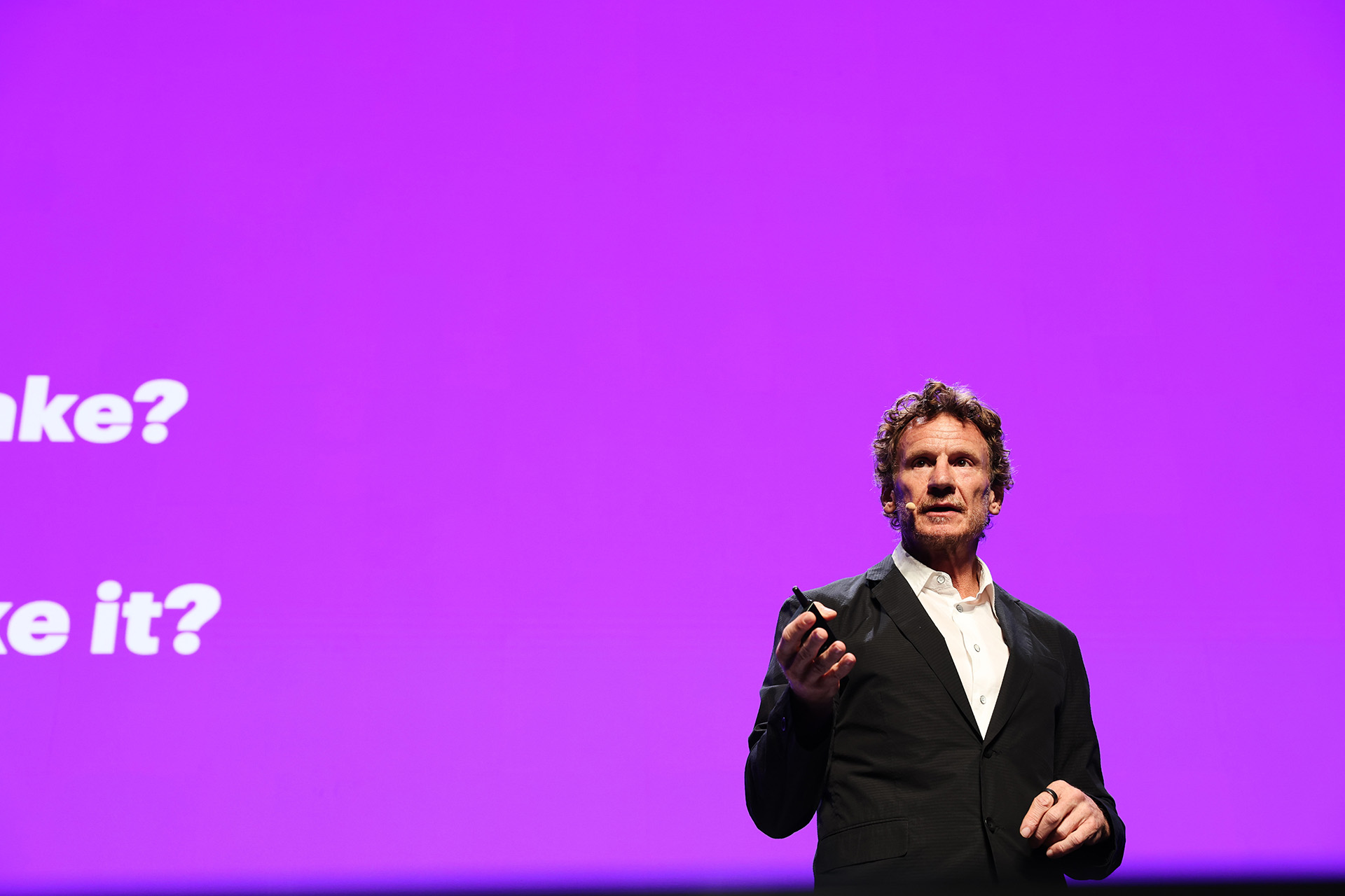  People, Person, Crowd, Adult, Male, Man, Blazer, Clothing, Coat, Jacket, Audience, Formal Wear, suit, Indoors, Lecture, Room, Seminar, Electrical Device, Microphone, face, Head, Speech