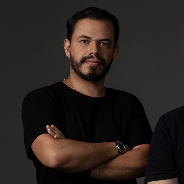  face, Head, Person, Photography, Portrait, Clothing, t-shirt, Adult, Male, Man, Sleeve, Arm, Body Part, Beard, happy, Smile