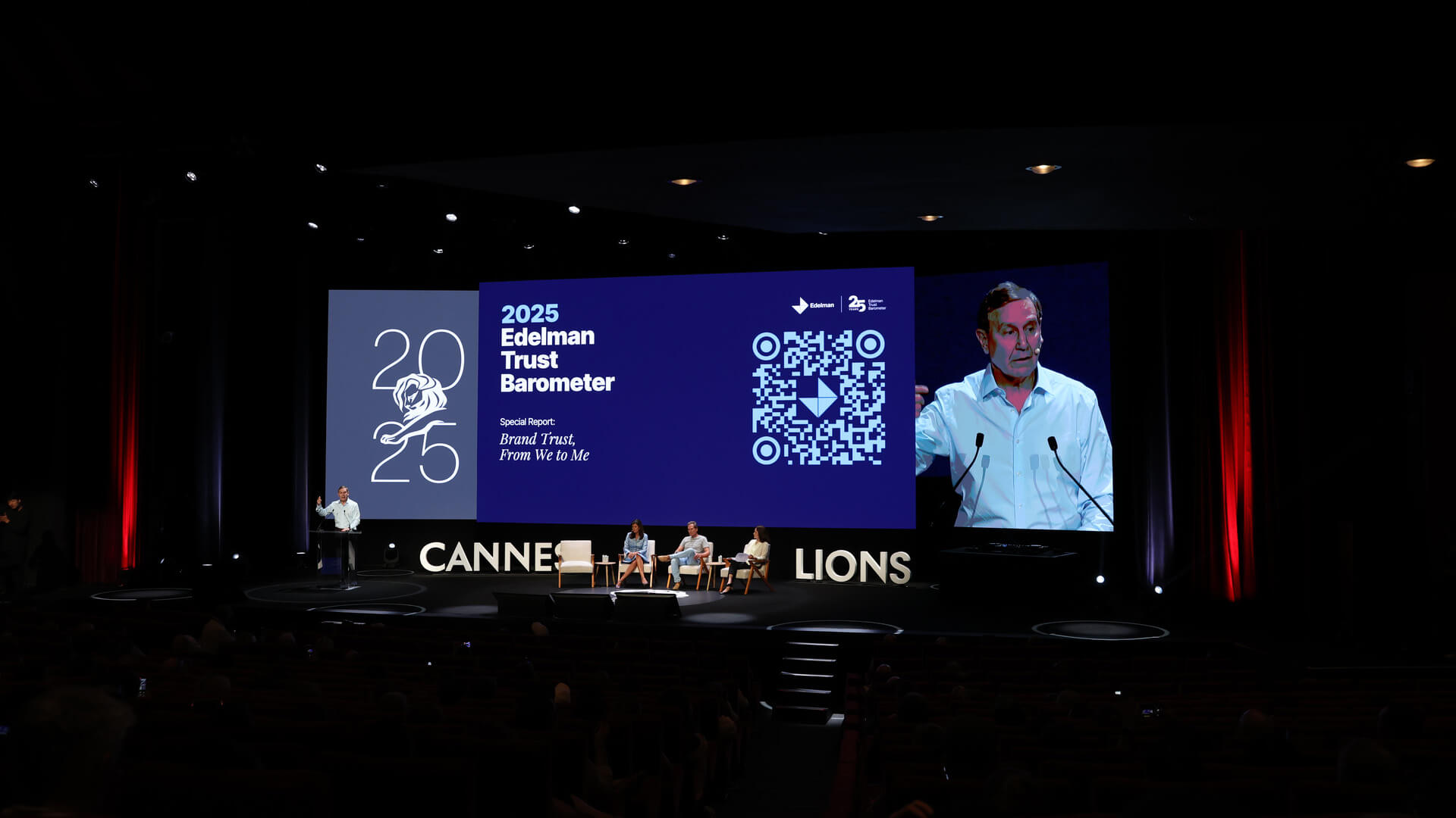  People, Person, Electronics, Screen, Crowd, Adult, Male, Man, Cinema, Stage, QR Code, Audience, face, Head, Indoors, Computer Hardware, hardware, monitor