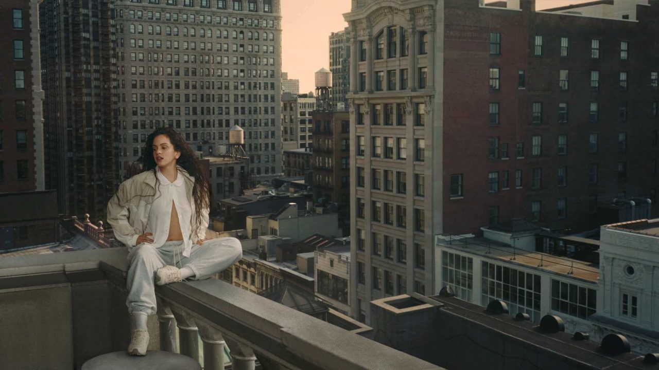 Capa - Rosalía vira embaixadora global da New Balance (e estreia com “missão secreta” cinematográfica)