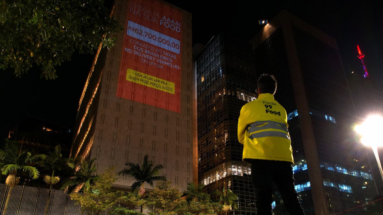 Capa - 99Food projeta taxômetro gigante em SP para mostrar taxas diárias do iFood