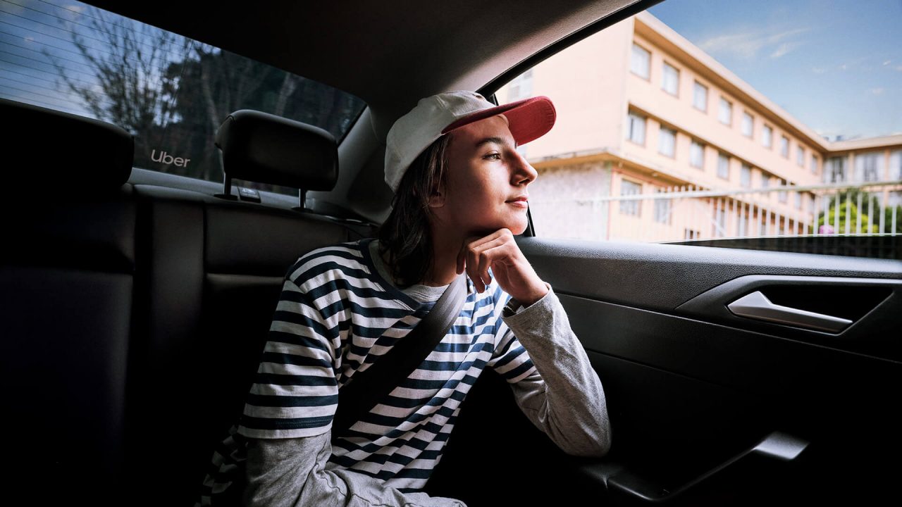 Capa - Uber lança “Avisamos quando eles chegarem” e aposta no alívio parental como estratégia