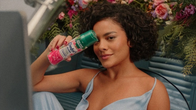 Capa - Comfort transforma Maria de Fátima em influencer de novela e cria novo capítulo no “merchandverse” de Vale Tudo