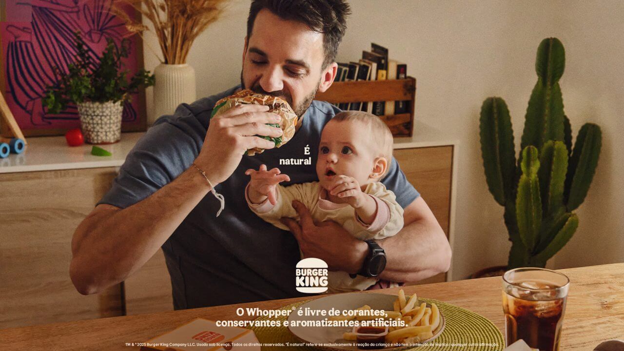 Capa - Burger King filma bebês babando em pais comendo Whopper para provar “qualidade natural”