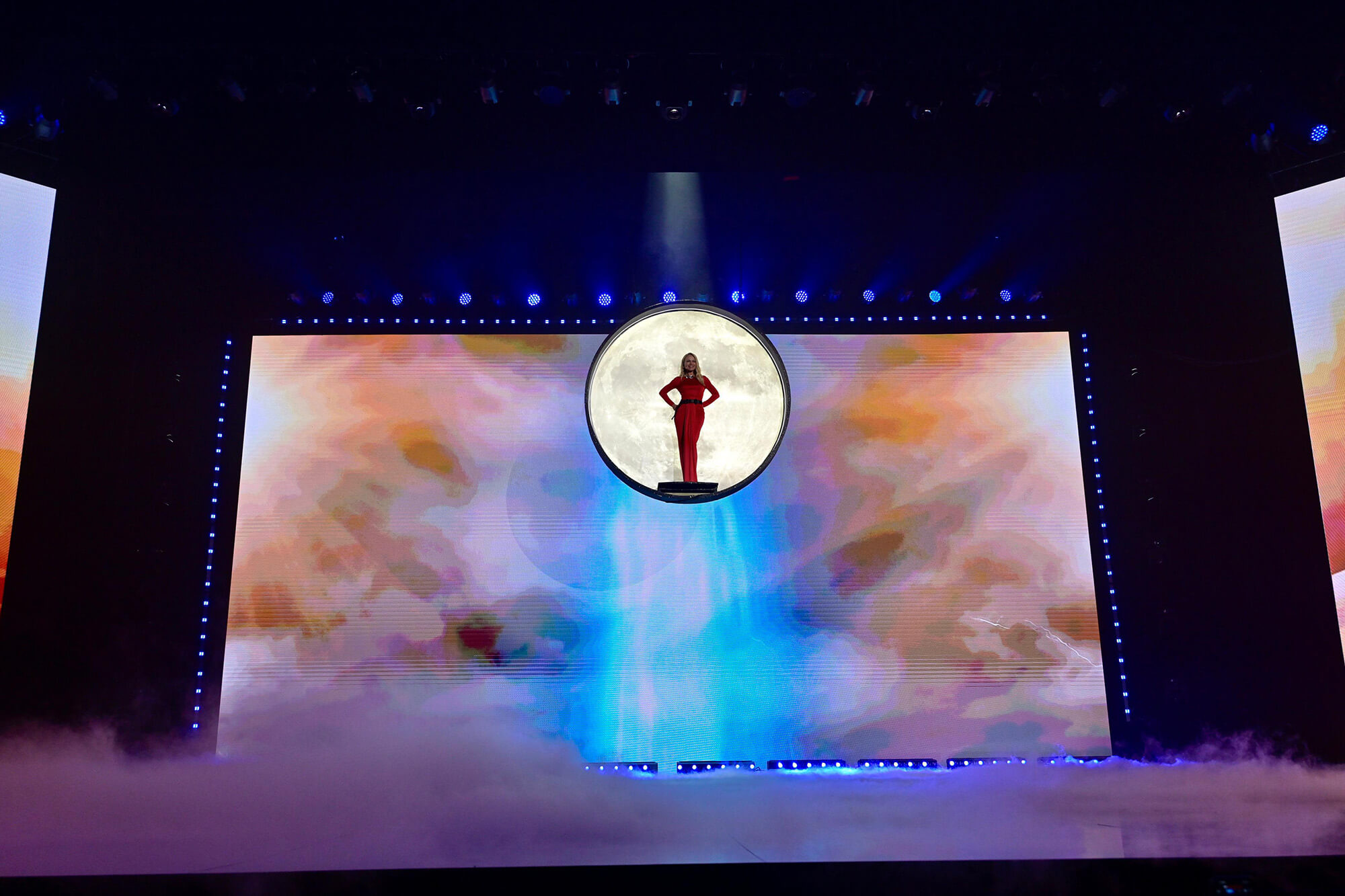  Cinema, Lighting, Stage, Electronics, Screen, Person, Projection Screen, Performer, Solo Performance, Adult, Bride, FemAle, Wedding, Woman