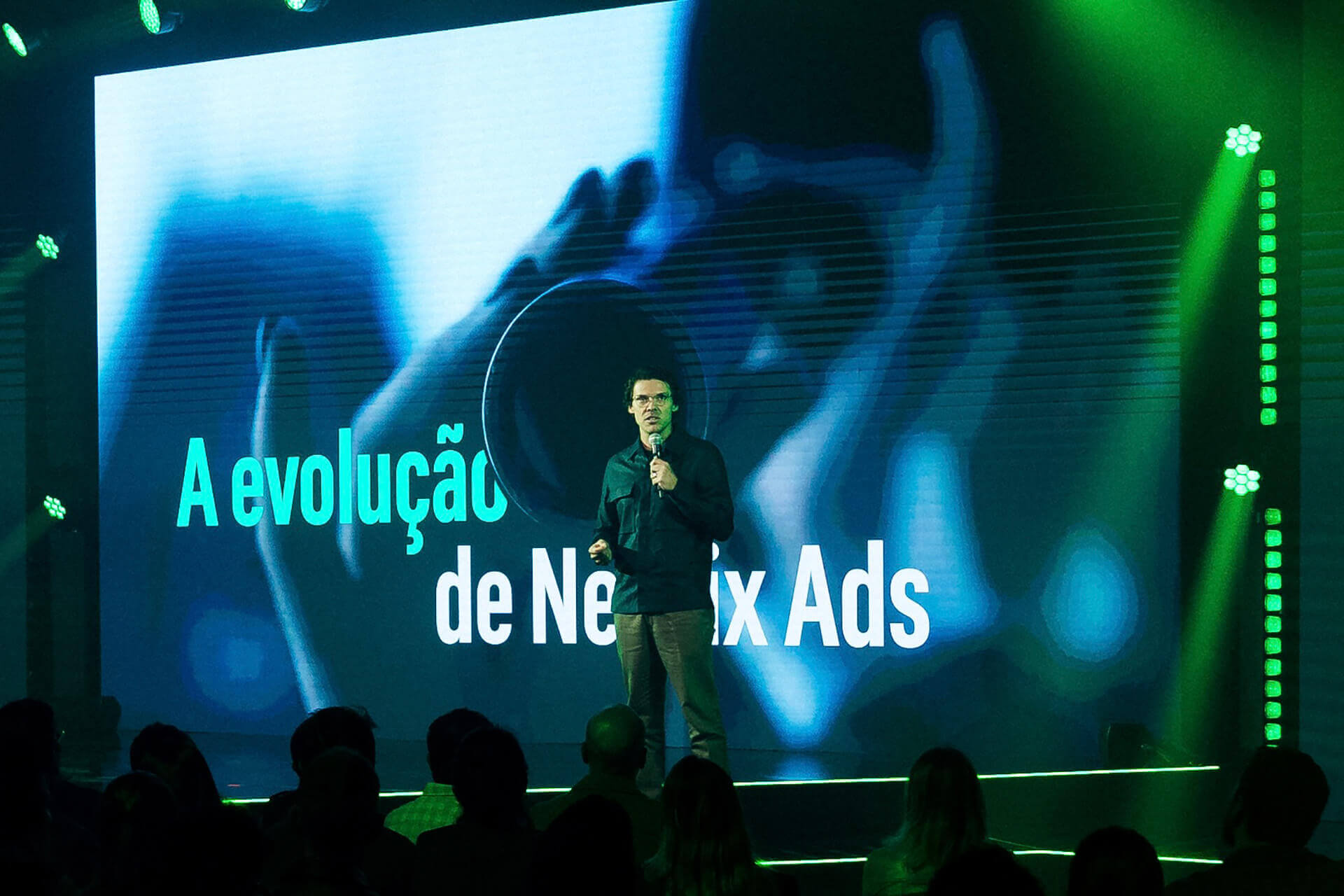 Lighting, Adult, Male, Man, Person, Crowd, FemAle, Woman, Concert, Performer, Solo Performance, People, face, Head, Leisure Activities, music, Musical Instrument, Musician, Singing