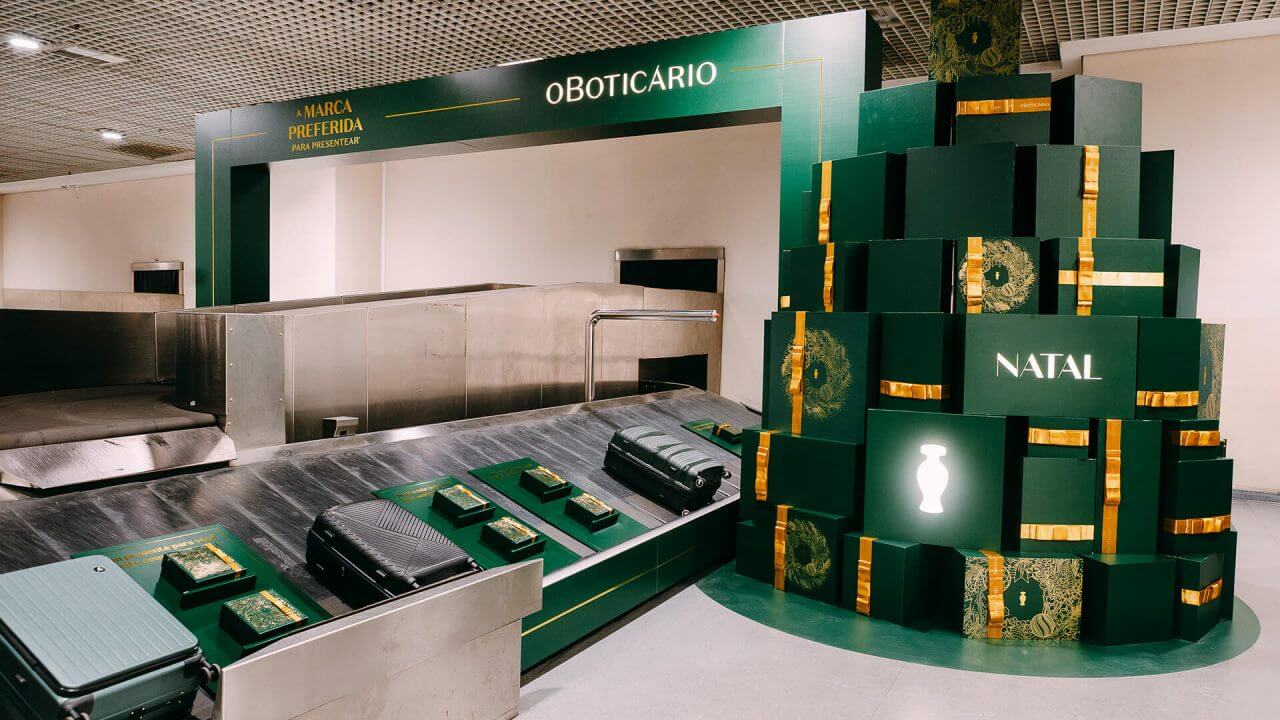 Capa - O Boticário transforma esteiras de bagagem em ponto de distribuição de presentes de Natal